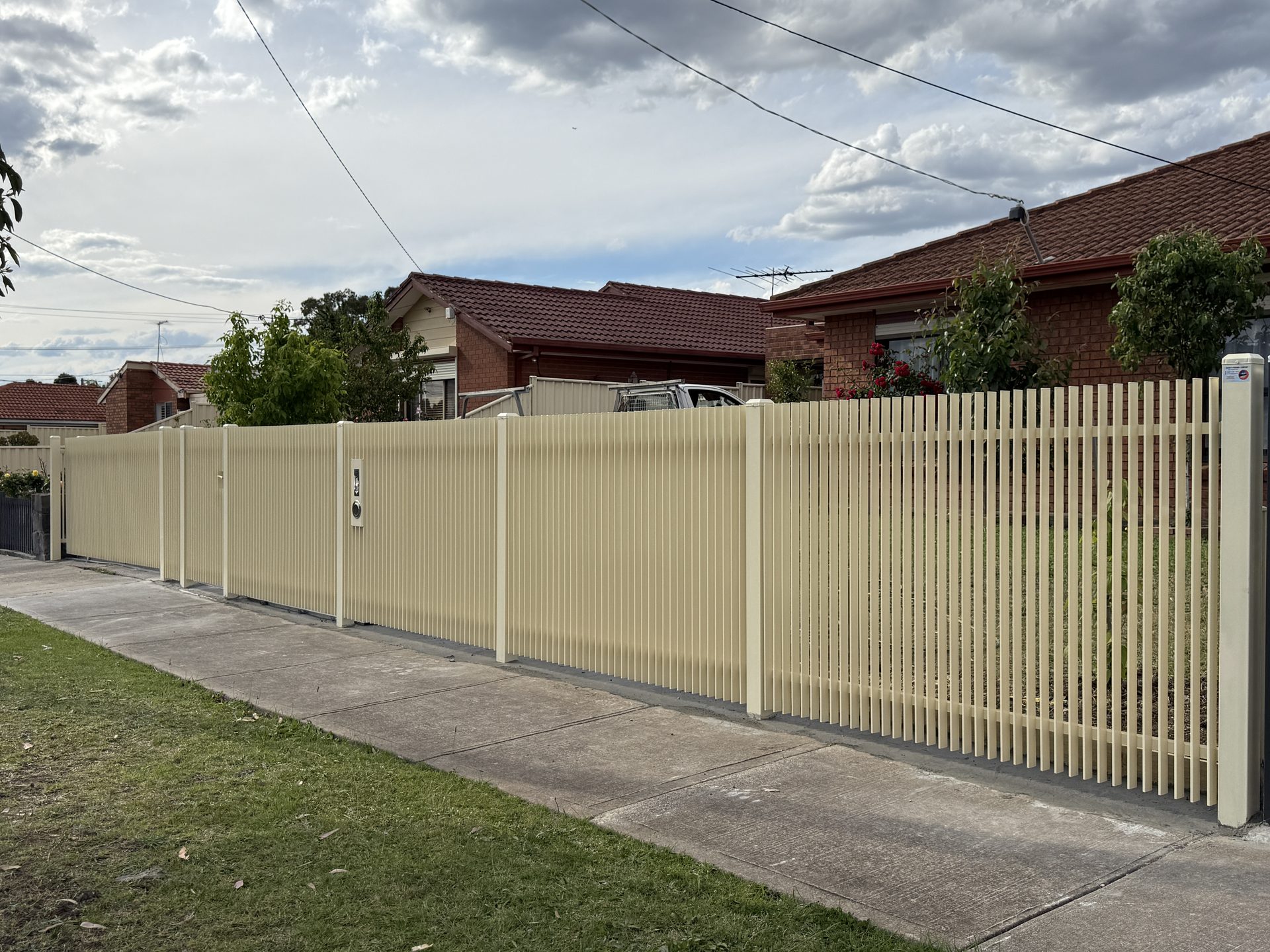 Cream aluminium slat fence and gate installed in Melbourne