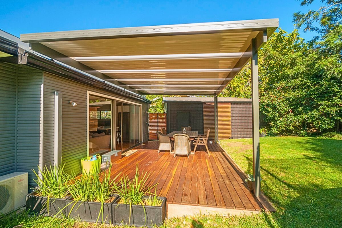 Flat-roof patio over timber deck in landscaped garden, Melbourne